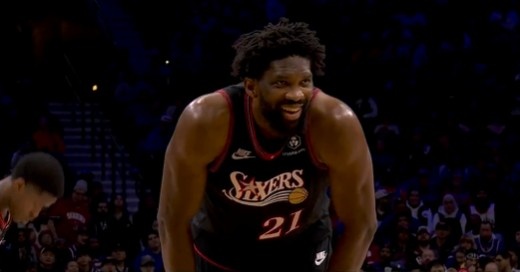 NBA直播-越战越勇！恩比德单挑唐斯 碾到篮下转身勾手打成2+1